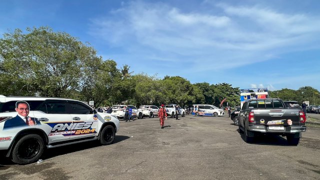 Keren! Jejeran Mobil Branding Logo NasDem dan Tulisan “Anies Presiden 2024” Padati Bandara Sultan Hasanuddin Makassar