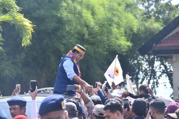 Disambut Ribuan Kader NasDem dan Relawan Saat Tiba di Makassar, Anies Baswedan: Semangat Perubahan, Ewako!