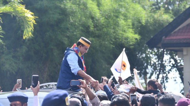 Calon Presiden Pilihan NasDem, Anies Baswedan Disambut Ribuan Masyarakat Sulsel Saat Tiba di Makassar.