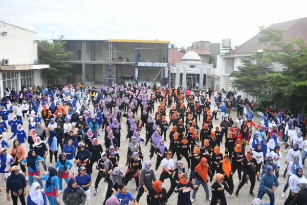 Ratusan Emak-emak di Pinrang Senam Sehat di Rumah Aspirasi Rusdi Masse, Pulang Senyum Bahagia dapat Hadiah