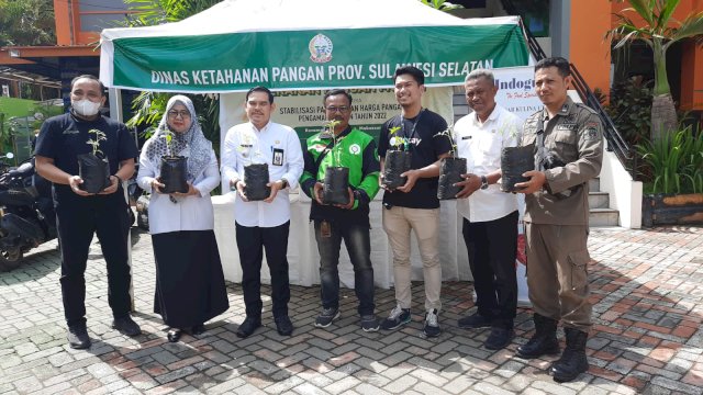 Camat Ari Fadli Terima Bibit Cabe, Tomat hingga Terong dari Gojek