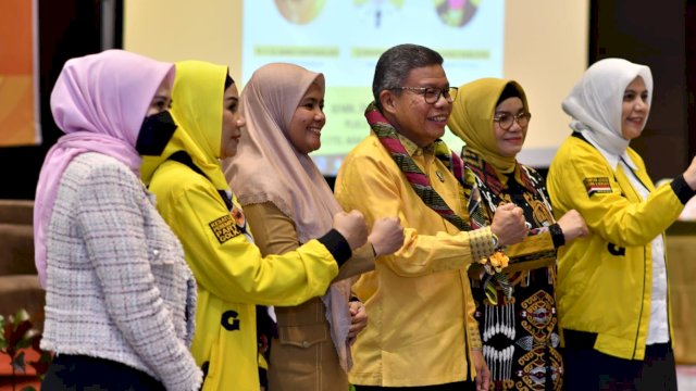 Ketua DPD I Golkar Sulsel, Taufan Pawe Bersama Wakil Bupati Maros, Suhartina Bohari.