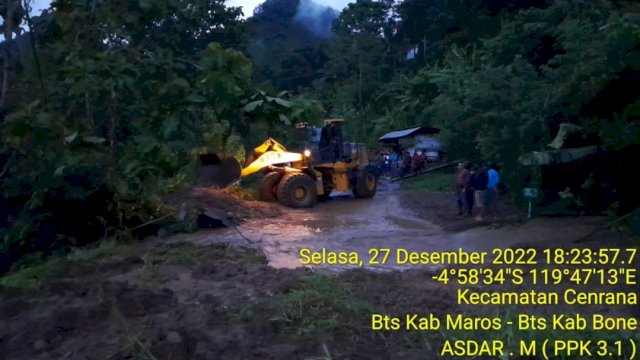 Dinas PUTR Berkoordinasi BBPJN Sulsel Bersihkan Longsor yang Tutup Jalan Poros Maros-Bone