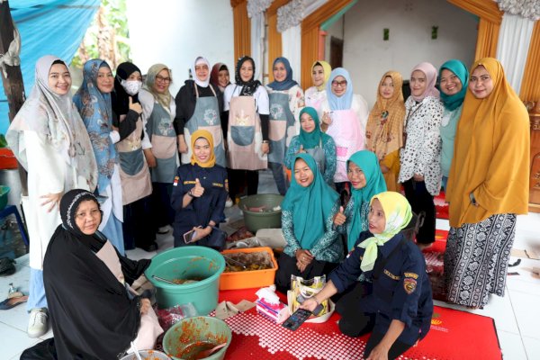 Wawali Makassar-Ketua TP PKK Kota Makassar Salurkan Bantuan ke Korban Banjir di Kecamatan Biringkanaya