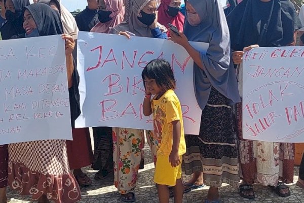 MAKASSAR – Direktur Eksekutif Wahana Lingkungan Hidup Indonesia (WALHI) Daerah Sulawesi Selatan, Muhammad Al Amin, angkat bicara terkait polemik rencana jalur kereta api di Kota Makassar. “Walhi pasti menolak bilamana memberi dampak bencana kepada masyarakat,” tandasnya saat dikonfirmasi, Selasa (16/8/2022). Al Amin mengaku, akan menurunkan tim khusus untuk melakukan kajian secara komprehensif di lapangan. “Kami sementara di luar negeri (Amerika). Setelah di Makassar, kami akan turun untuk melakukan kajian lebih dalam terkait dengan Amdal, dan potensi dampak lainnya,” ungkap dia. Walhi akan meriset seperti apa dampak lingkungan yang dapat ditimbulkan dengan konsep jalur bawah yang sementara ini masih menjadi polemik. Walhi tak memungkiri, jalur kereta api dengan konsep darat (At-grade) di sejumlah tempat, kerap menimbulkan dampak bencana. Paling umum adalah banjir. Apalagi baru-baru ini di Sulsel. Kabupaten Barru misalnya. Terjadi genangan di sejumlah titik pemukiman warga. Jalur air yang sebelumnya bebas hambatan, kini terhadang dengan adanya konstruksi jalur kereta Api. Kesalahan konstruksi diduga jadi pemicu. “Tak kalah pentingnya, jangan merampas tanah rakyat. Jangan merampas hak dasar masyarakat untuk hidup aman dan tentram, karena itulah walhi akan melakukan kajian,” tegasnya.