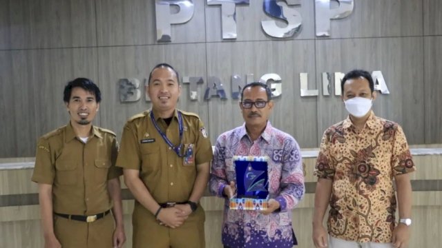 Kepala Bidang Kebijakan dan Advokasi DPMPTSP Makassar, Firman Wahab Menerima Kinjungan Kerja dari Kemenko Perekonomian.