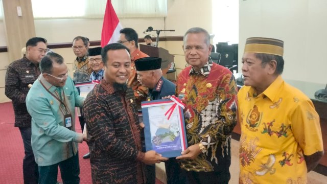 WTP 5 Kali Berturut-turut, Bupati Luwu Basmin Raih Penghargaan&nbsp;