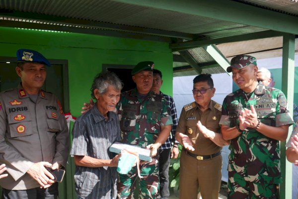 Walikota Judas Amir Bersama Jajaran TNI Bedah Rumah Pak Ambo
