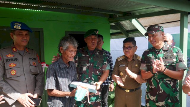 Walikota Judas Amir Bersama Jajaran TNI Bedah Rumah Pak Ambo