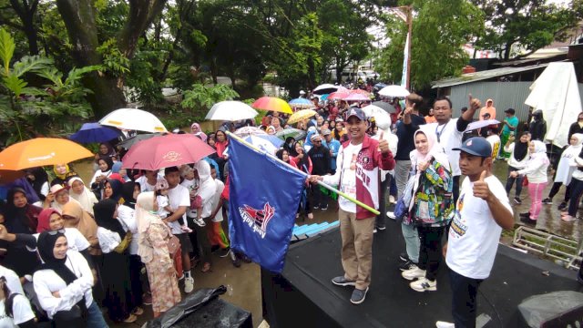 Ketua DPRD Makassar Rudianto Lallo didampingi istri dr.Irnawati Astuti dan Ketua Panitia Jufri Pabe melepas Ribuan Warga Manggala yang Antusias Ikut Jalan Sehat Anak Rakyat.