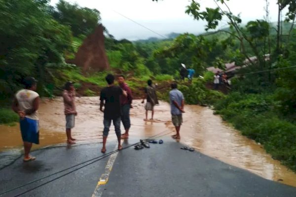 Tanah Longsor di Cenrana Maros, Akses Jalan Tertutup-1 Mobil Dikabarkan Jatuh ke Sungai