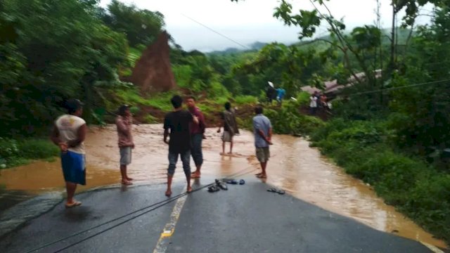 Tanah Longsor Terjadi di Cenrana Maros.