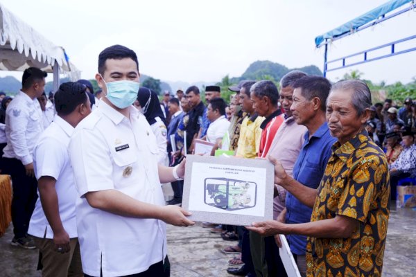 Peningkatan Produksi Pertanian, Bupati Pangkep Yusran Bagikan Ratusan Alsintan