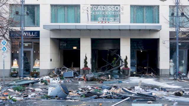 Akuarium SIlinder Terbesar di Dunia Pecah, 1 Juta Liter Air Tumpah dan Ribuan Ikan Mati