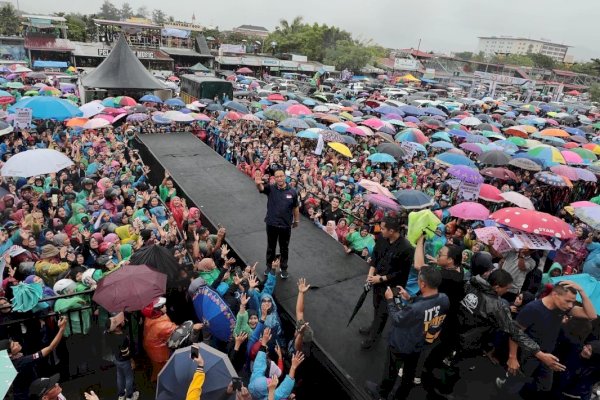 Di Bawah Derasnya Hujan, Anies Kirim Pesan Perubahan dari Tanah Minang