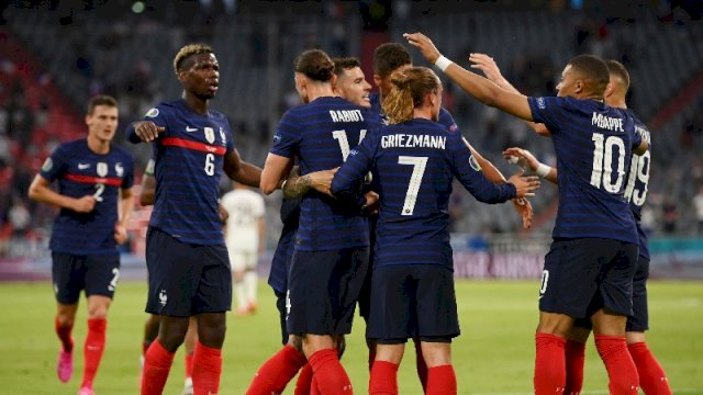 FILE PHOTO: Soccer Football - Euro 2020 - Group F - France v Germany - Football Arena Munich, Munich, Germany - June 15, 2021 France's players celebrate after Germany's Mats Hummels scores an own goal and the first for France Pool via REUTERS/Matthias Hangst