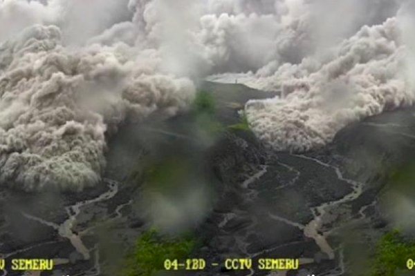 Alhamdulillah, Hari Kedua Erupsi Gunung Semeru Relatif Lebih Aman