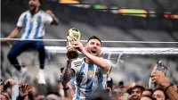 Foto Lionel Messi Angkat Trofi Gemparkan Dunia, Pecahkan Rekor &#8216;Like&#8217; Instagram-Kalahkan CR 7