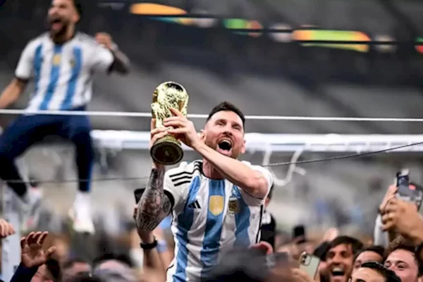Foto Lionel Messi Angkat Trofi Gemparkan Dunia, Pecahkan Rekor ‘Like’ Instagram-Kalahkan CR 7