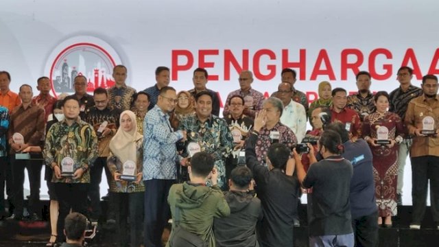 Bupati Maros HAS Chaidir Syam Terima Penghargaan atas Penyelesaian Program Smart City: Ini Cambuk untuk Lebih Baik