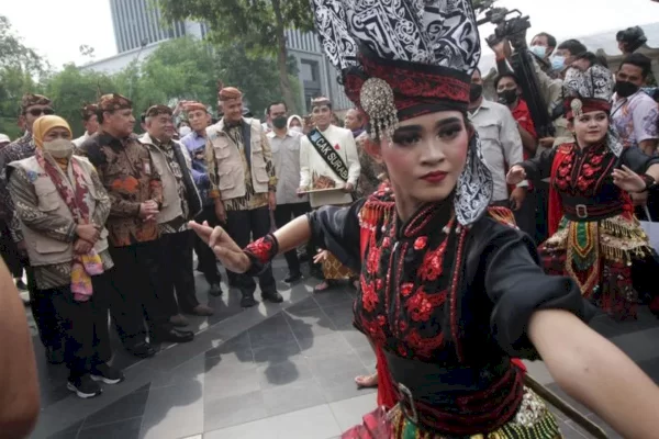 Momen Langka Hari Antikorupsi:  Bupati Bangkalan Tersangka KPK Ini Berani Hadiri Acara Firli Bahuri