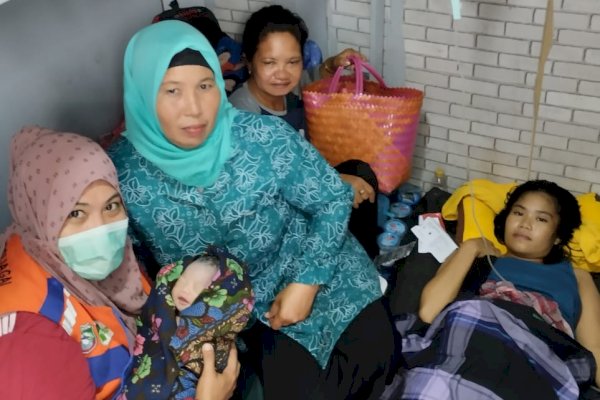 Sigap, Nakes dan PKK Desa Balobaloang Pangkep Bantu Warga Melahirkan di KM Amukti Palapa