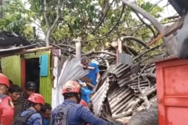 Pohon Tumbang Timpa Rumah di Makassar, Seorang Kakek di Tempat Tidur Terluka