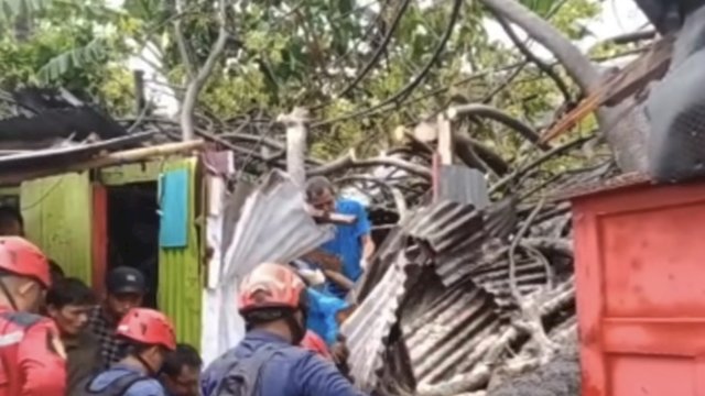 Pohon Tumbang Timpa Rumah di Makassar, Seorang Kakek di Tempat Tidur Terluka