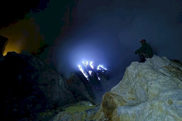 Aktivitas Vulkanik Kawah Ijen Meningkat, Asap Tebal Keluar dari Kawah