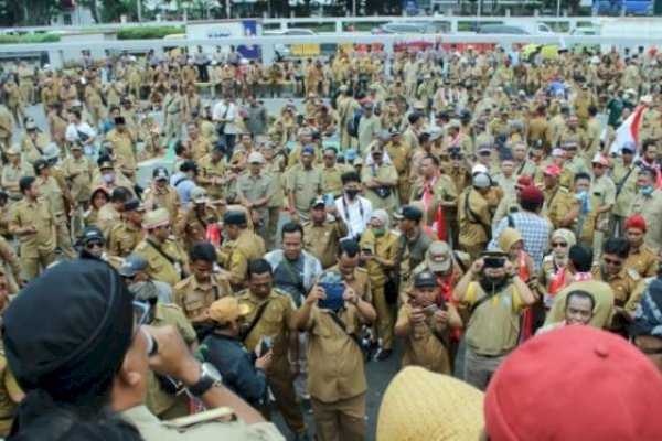 Massa Perangkat Desa Demo Geruduk DPR, Lalin Macet