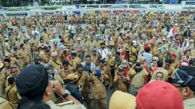 Massa Perangkat Desa Demo Geruduk DPR, Lalin Macet