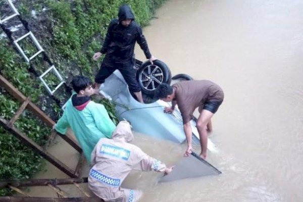 Mobil dari Toraja Terjun ke Sungai Pangkep, 5 Orang Meninggal Dunia