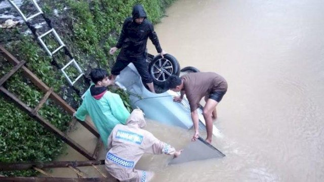 Mobil dari Toraja Terjun ke Sungai Pangkep, 5 Orang Meninggal Dunia