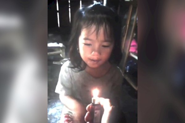 Bocah Tiup Lilin Ulang Tahun dari Korek Bapaknya Sambil Nyanyi Ini Bikin Haru