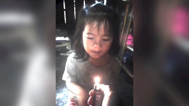 Bocah Tiup Lilin Ulang Tahun dari Korek Bapaknya Sambil Nyanyi Ini Bikin Haru