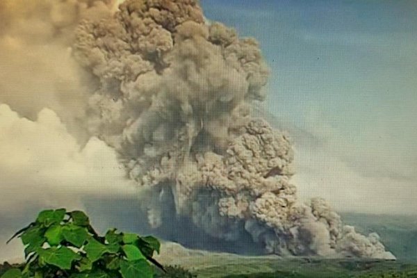 Gunung Semeru Kembali Erupsi dengan Kolom Letusan Setinggi 700 Meter, PVMBG Imbau Warga Tetap Waspada