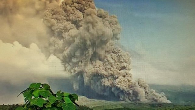 Gunung Semeru Kembali Erupsi dengan Kolom Letusan Setinggi 700 Meter, PVMBG Imbau Warga Tetap Waspada