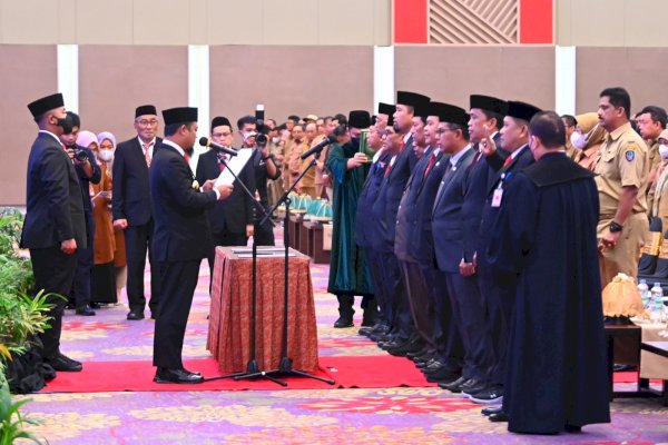 Andi Sudirman Sulaiman Lantik 10 Pejabat Eselon II Lingkup Pemprov Sulsel