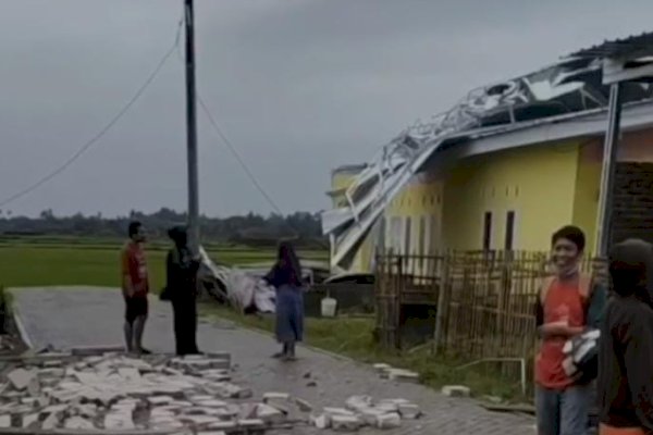 Kasihan! Sejumlah Rumah Warga di Desa Parangbanoa Gowa Diterjang Angin Kencang