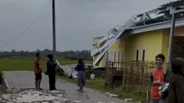 Kasihan! Sejumlah Rumah Warga di Desa Parangbanoa Gowa Diterjang Angin Kencang