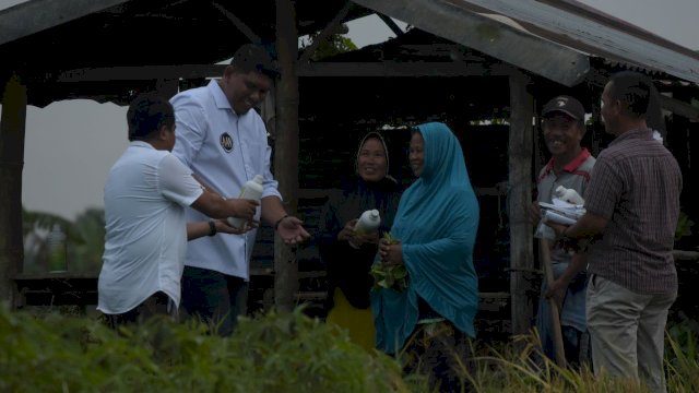 Peduli Petani, Anhar Rahman Keliling 167 Desa Bagikan Pupuk Gratis di Gowa