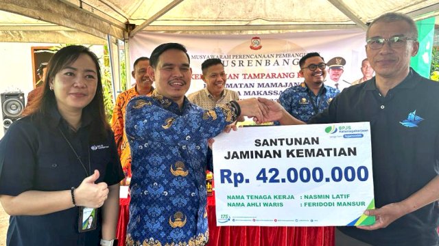 Camat Ari Fadli Bersama BPJS Ketenagakerjaan Serahkan Jaminan Kematian ke Ahli Waris di Mamajang