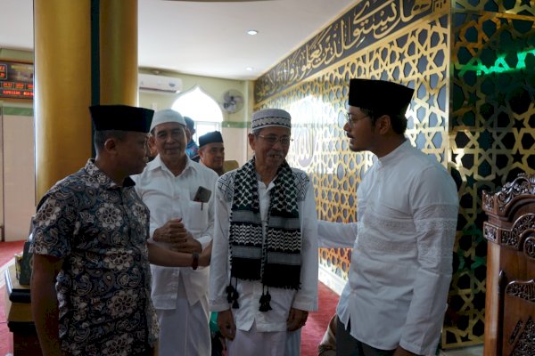 Camat Tallo Bersama Forum Kemanusiaan Kota Makassar Salat Jumat Berjamaah di Mesjid Nurul Mukminin