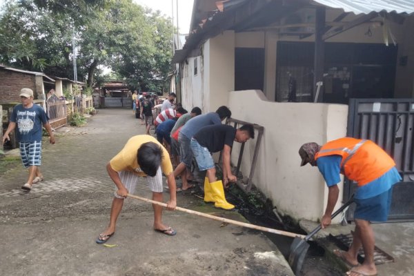 Antisipasi Banjir, Camat Tallo Arahkan Satgas Drainase Lakukan Pengerukan