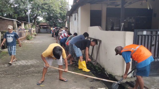 Antisipasi Banjir, Camat Tallo Arahkan Satgas Drainase Lakukan Pengerukan