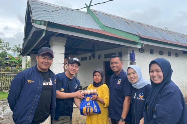 Jumat Berkah, NasDem Milenial RMS Pinrang Temui dan Beri Paket Sembako Warga Lisse Desa Mattombong