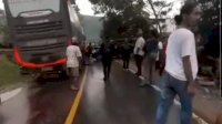 Tabrakan Bus Bintang Timur dan Innova Hitam di Jalan Poros Malili, Satu Orang Kritis