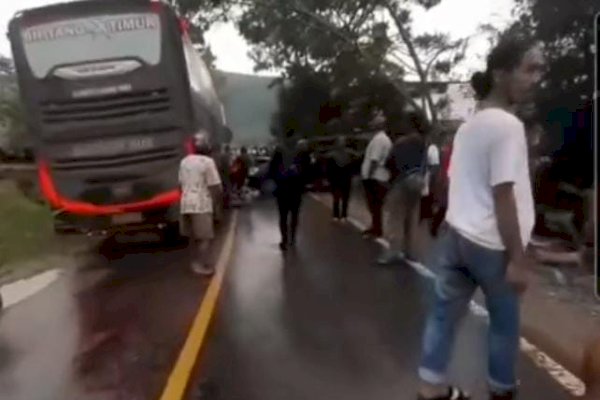 Tabrakan Bus Bintang Timur dan Innova Hitam di Jalan Poros Malili, Satu Orang Kritis