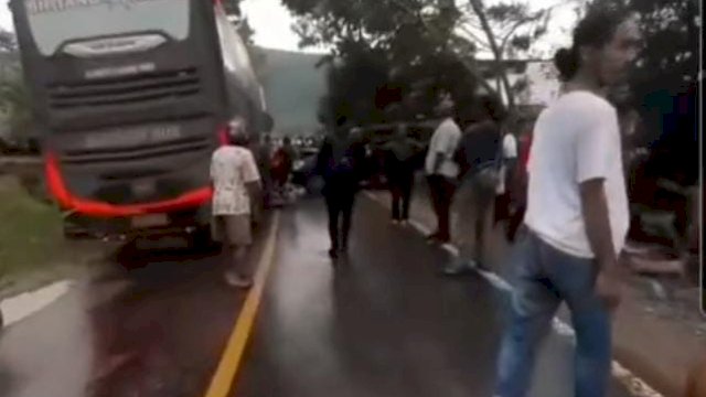 Tabrakan Bus Bintang Timur dan Innova Hitam di Jalan Poros Malili, Satu Orang Kritis