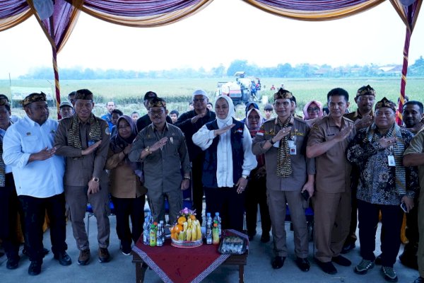 Mentan SYL Pantau Jalannya Panen Raya di Kabupaten Karawang, Pastikan Kondisi Beras Indonesia Aman